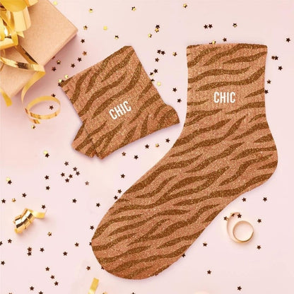Détail motif félin pailleté sur chaussettes CHIC