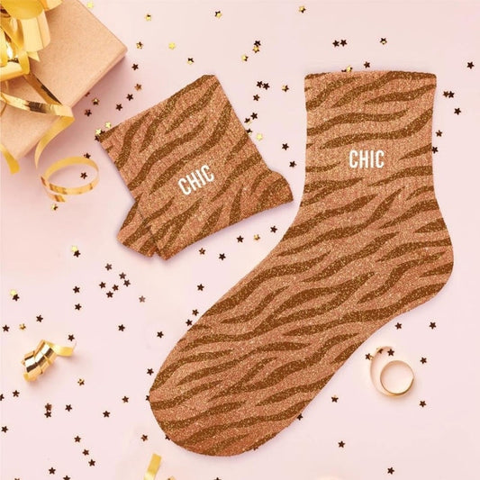 Détail motif félin pailleté sur chaussettes CHIC