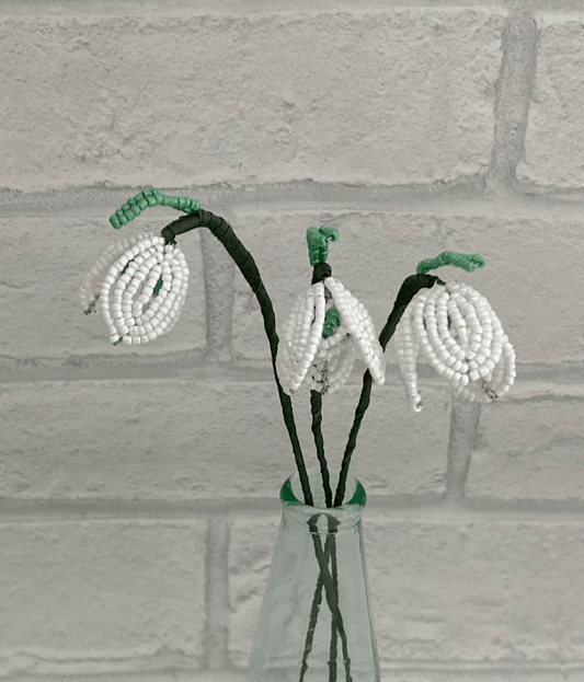 Kit de bricolage en forme de fleurs perlées - Perce-neige. Une idée cadeau créative. The Beadology Shop