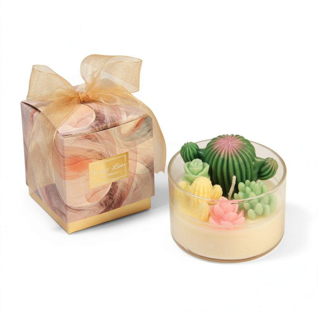 Bougie cactus intégrée dans une décoration de type terrarium ou jardin secret.