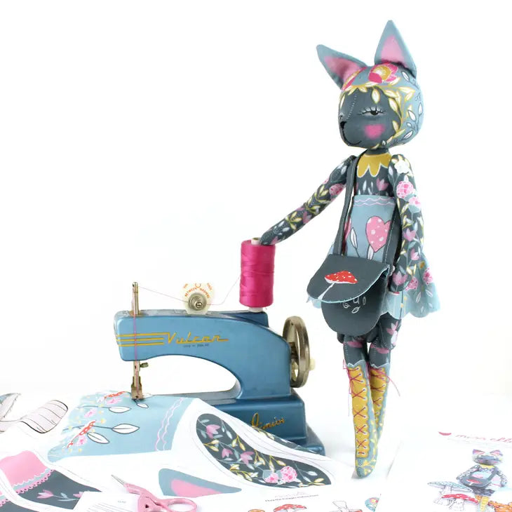 Kit DIY Couture Dolly - Flora la butineuse et son livre des champignons Miss Ella