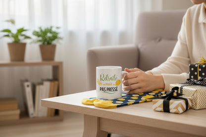 Coffret Cadeau Mug et Chaussettes – Retraité mais pas pressé | Idée Cadeau Retraite JOY!