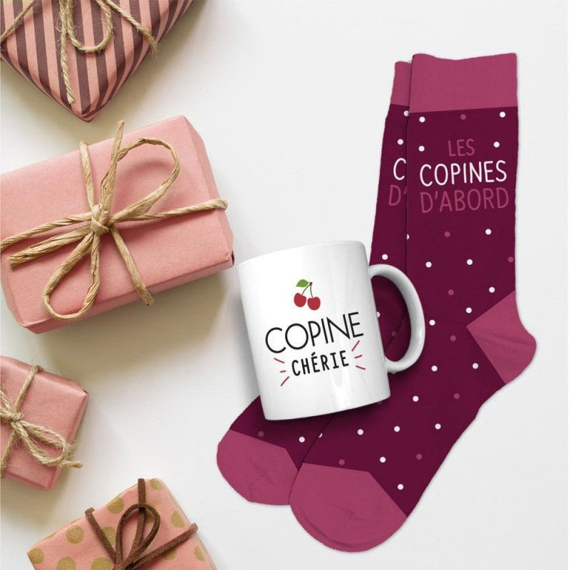Coffret Mug & Chaussettes Fantaisie – Copine Chérie & Les Copines d’Abord JOY!