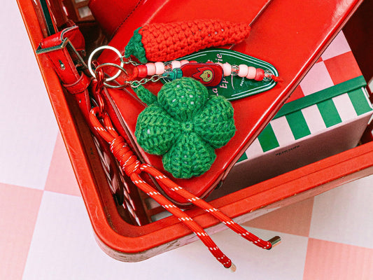 Amigurumi débutant – charm trèfle au crochet vert avec chaîne porte-clés, tutoriel vidéo inclus