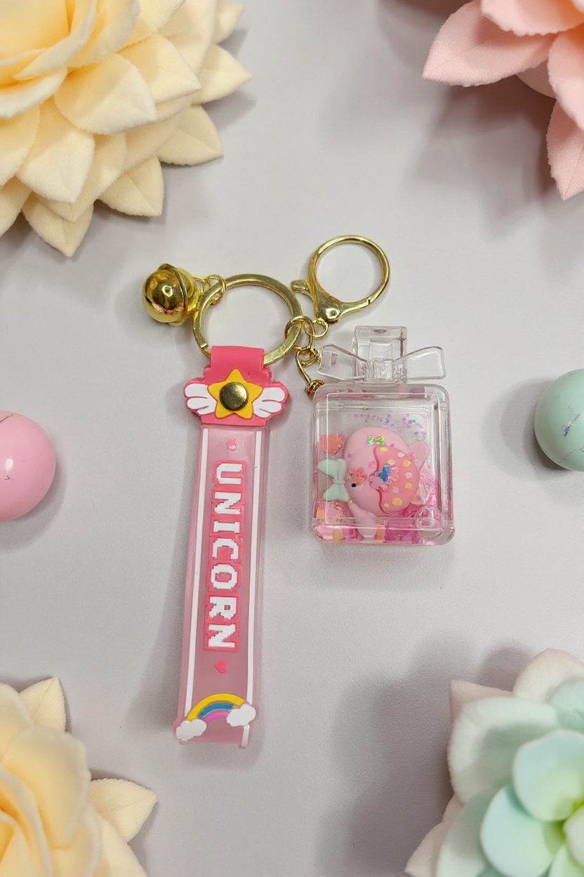 Porte-clés flacon parfum kawaii intégré dans une mise en scène déco pastel et colorée.