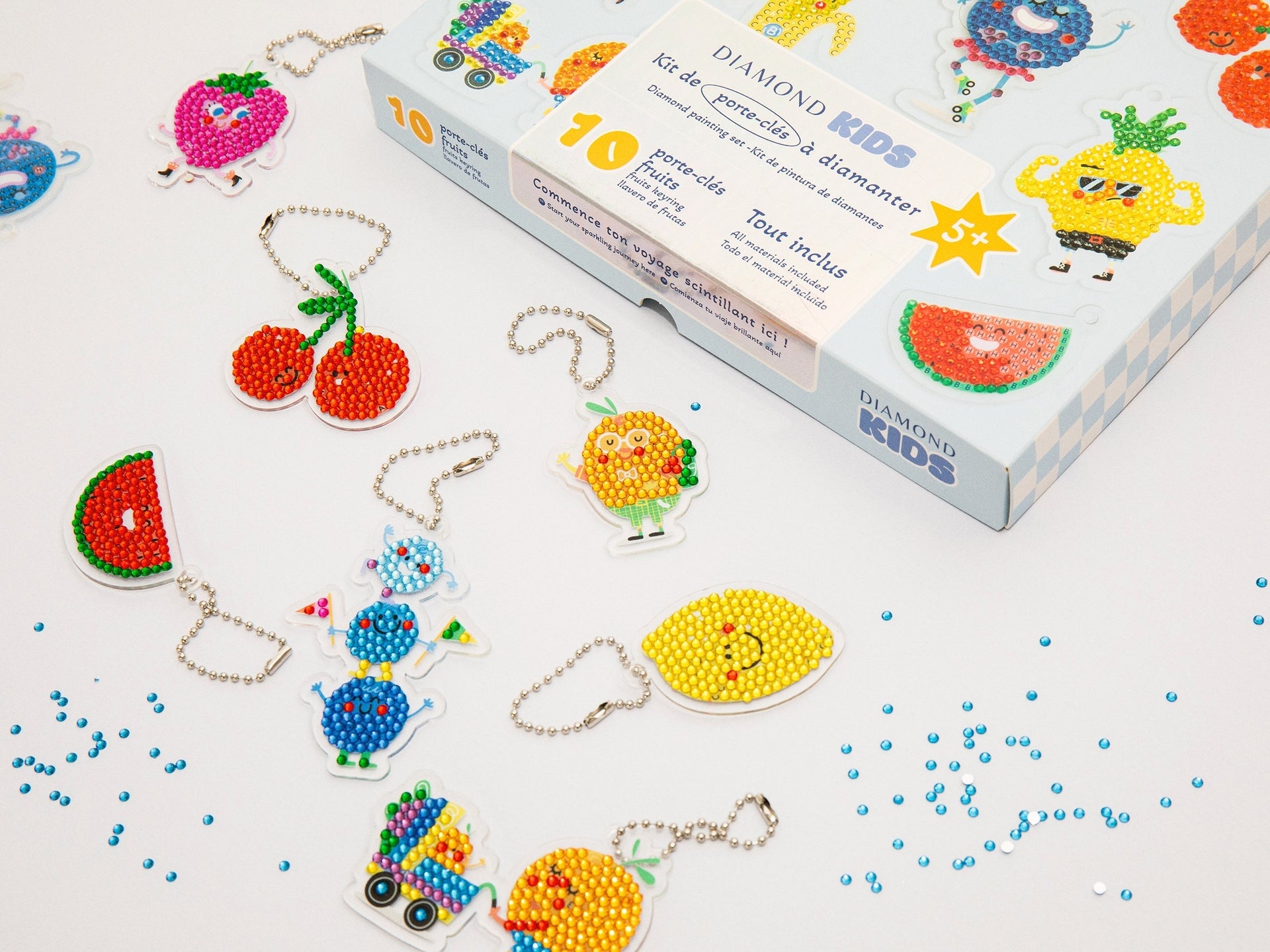 Outils inclus : plateau à strass, stylet et cire pour Diamond Painting enfant.