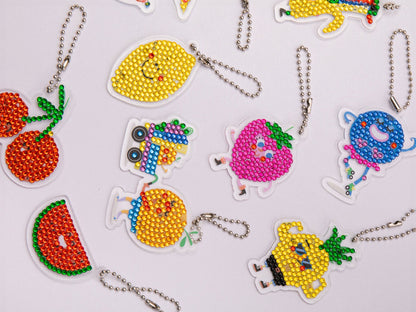 Ensemble de 10 porte-clés fruits terminés, décorés de strass scintillants.