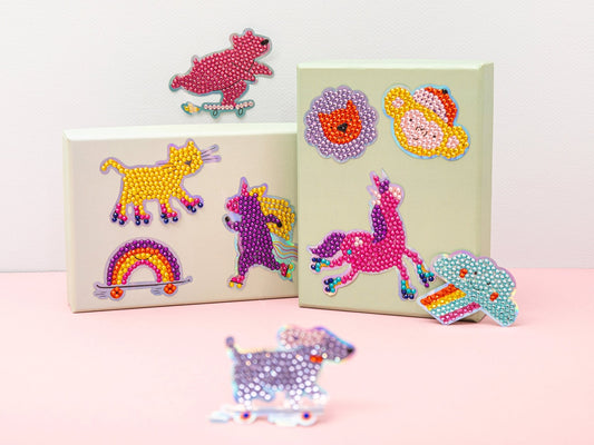Coffret Diamond Painting Kids ouvert, contenu visible.
