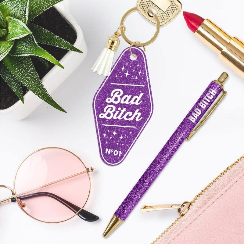 Duo Cadeau Paillettes “Bad Bitch” – Stylo Pailleté & Porte-Clés Pompon | Idée Cadeau Fun Femme JOY!