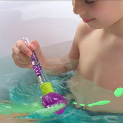 Enfant jouant dans un bain coloré avec les bombes de bain ZIMPLI