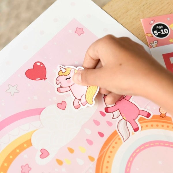 Poster Licornes enfant Poppik – 150 stickers – Activité créative inspirée Montessori (5–10 ans) poppik