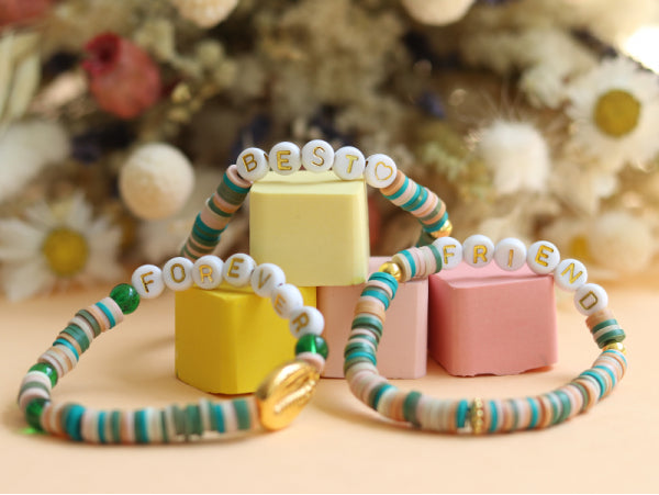 Créez des bracelets personnalisés avec ces perles lettres Papa !