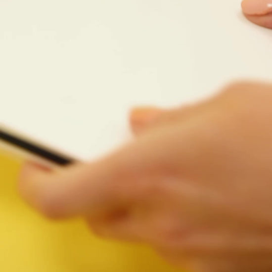 Boîte OMY transformée en pot à crayons avec feutres parfumés