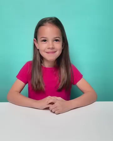 Enfant réalisant une activité créative avec un cahier de coloriage dinosaures OMY