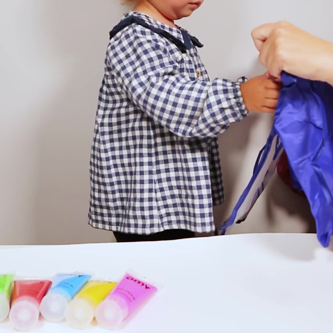 Bébé réalisant une activité créative avec la peinture à doigts OMY