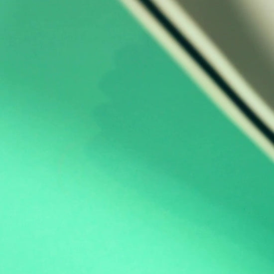 Enfant utilisant des feutres ultra-lavables OMY pour une activité créative