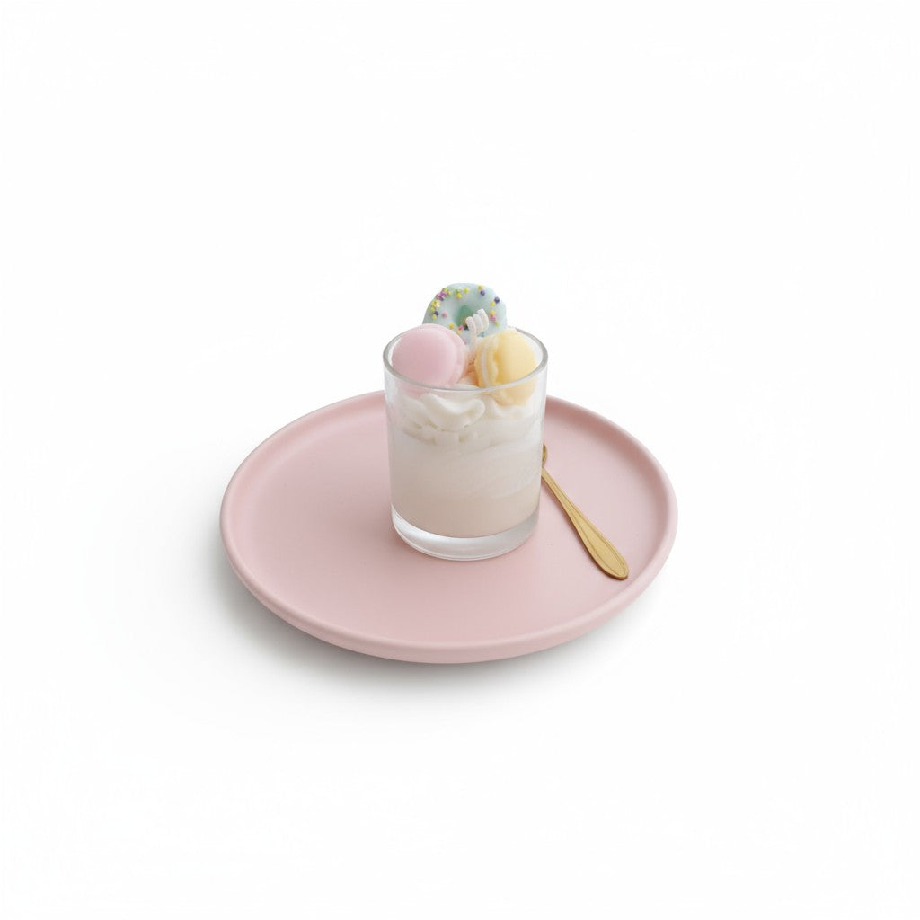 Bougie gourmande chantilly parfum Goji Orange exposée en déco sur plateau rose avec cuillère dorée.