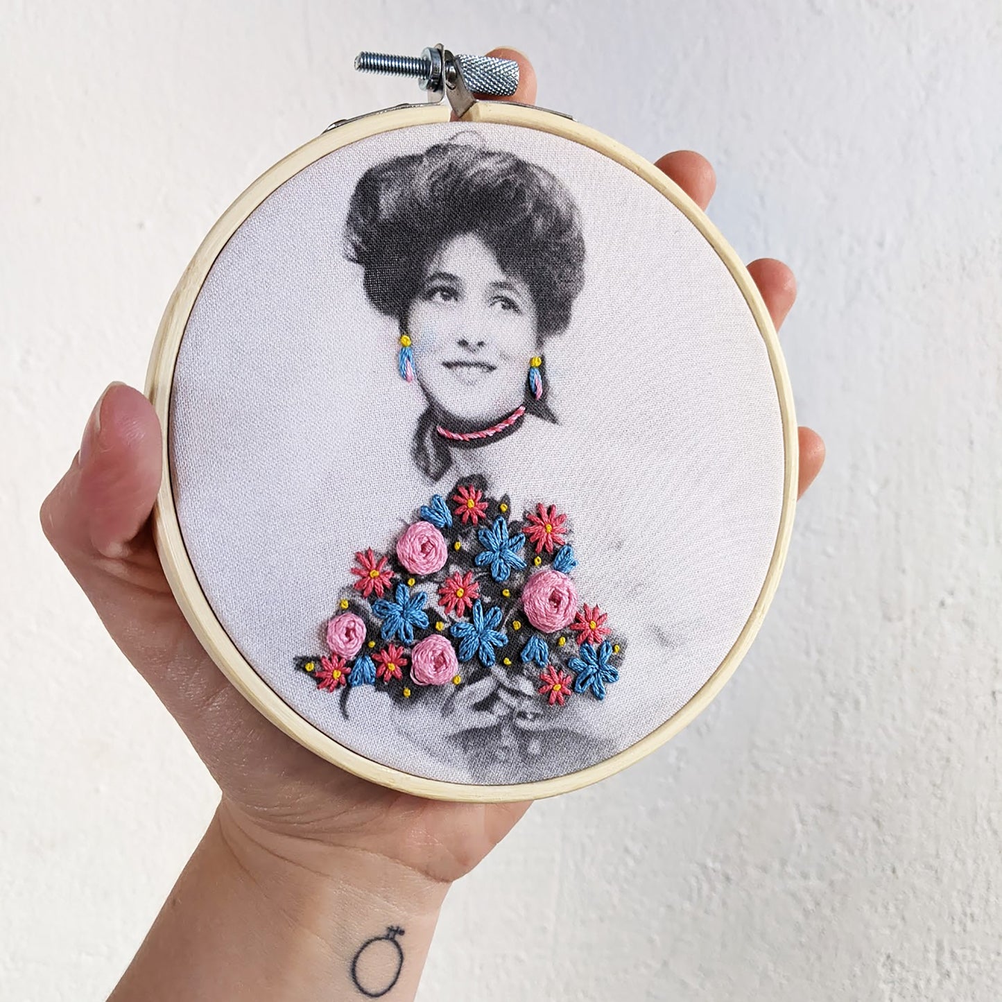 kit broderie débutant - La femme au bouquet The Comptoir